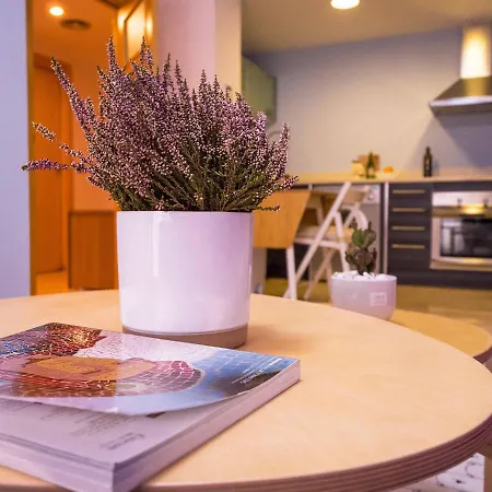 Two Bedroom Stylish Studio, 5 Minutes Walk From The Apartment