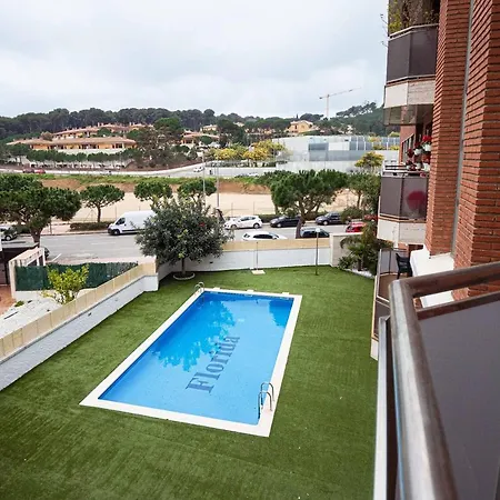 Two Bedroom Stylish Studio, 5 Minutes Walk From The Apartment Lloret de Mar
