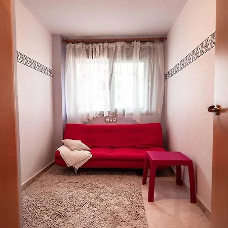Two Bedroom Stylish Studio, 5 Minutes Walk From The Apartment